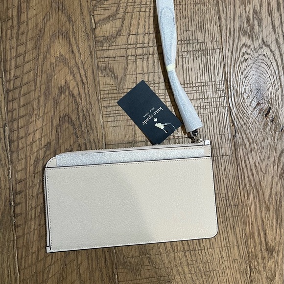 NWT Kate spade wristlet. - Picture 2 of 4